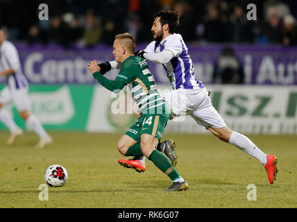 Budapest, Ungarn. 9. Feb 2019. (R-l) Daniel Nagy von-FC kämpft für den ball mit Ivan Petryak des Ferencvarosi TC während die ungarische OTP Bank Liga Match zwischen-FC und Ferencvarosi TC bei Szusza Ferenc Stadion am 9. Februar 2019 in Budapest, Ungarn. Credit: Laszlo Szirtesi/Alamy leben Nachrichten Stockfoto