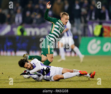 Budapest, Ungarn. 9. Feb 2019. (L-R) Daniel Nagy von-FC fouls Ivan Petryak des Ferencvarosi TC während die ungarische OTP Bank Liga Match zwischen-FC und Ferencvarosi TC bei Szusza Ferenc Stadion am 9. Februar 2019 in Budapest, Ungarn. Credit: Laszlo Szirtesi/Alamy leben Nachrichten Stockfoto