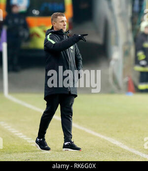 Budapest, Ungarn. 9. Feb 2019. Head Coach Sergej Rebrov des Ferencvarosi TC reagiert während die ungarische OTP Bank Liga Match zwischen-FC und Ferencvarosi TC bei Szusza Ferenc Stadion am 9. Februar 2019 in Budapest, Ungarn. Credit: Laszlo Szirtesi/Alamy leben Nachrichten Stockfoto