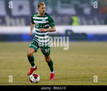 Budapest, Ungarn. 9. Feb 2019. Roland Varga von Ferencvarosi TC steuert die Kugel während die ungarische OTP Bank Liga Match zwischen-FC und Ferencvarosi TC bei Szusza Ferenc Stadion am 9. Februar 2019 in Budapest, Ungarn. Credit: Laszlo Szirtesi/Alamy leben Nachrichten Stockfoto