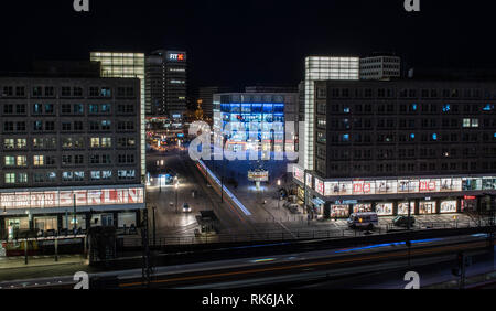 Berlin, Deutschland. 09 Feb, 2019. Die Geschäfte am Alexanderplatz sind hell erleuchtet. Credit: Paul Zinken/dpa/Alamy leben Nachrichten Stockfoto