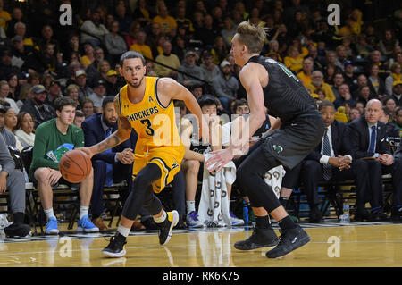 Wichita, Kansas, USA. 09 Feb, 2019. Wichita Zustand Shockers guard Ricky Torres (3) übernimmt den Ball in der ersten Hälfte während der NCAA Basketball Spiel zwischen der Tulane grüne Welle und die Wichita State Shockers an Charles Koch Arena in Wichita, Kansas. Kendall Shaw/CSM/Alamy leben Nachrichten Stockfoto