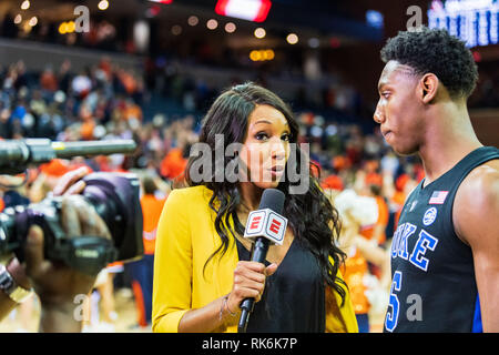 ESPN Reporter Maria Taylor und Duke Blue Devils vorwärts RJ Barrett (5) Nach der NCAA College Basketball Spiel zwischen der Duke Blue Devils und die Virginia Kavaliere an der John Paul Jones Arena am Samstag, den 9. Februar 2019 in Charlottesville, VA. Jakob Kupferman/CSM Stockfoto