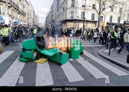 Paris, Frankreich. 09 Feb, 2019. Gelb Demonstration für das 13. mal in der Straße, das am 9. Februar 2019 in Paris, Frankreich. Quelle: Bernard Menigault/Alamy leben Nachrichten Stockfoto