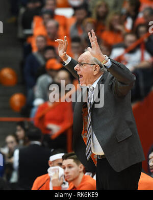 Syracuse, NY, USA. 09 Feb, 2019. Syracuse Head Coach Jim Boeheim reagiert während der zweiten Hälfte des Spiels. Die syracuse Orange besiegte die Boston College Eagles 67-56 an der Carrier Dome in Syracuse, NY. Alan Schwartz/CSM/Alamy leben Nachrichten Stockfoto