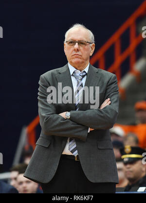 Syracuse, NY, USA. 09 Feb, 2019. Syracuse Head Coach Jim Boeheim während der ersten Hälfte des Spiels. Die syracuse Orange besiegte die Boston College Eagles 67-56 an der Carrier Dome in Syracuse, NY. Alan Schwartz/CSM/Alamy leben Nachrichten Stockfoto