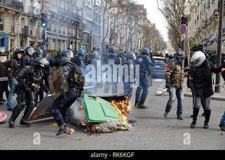 Paris, Frankreich. 09 Feb, 2019. Gelb Demonstration für das 13. mal in der Straße, das am 9. Februar 2019 in Paris, Frankreich. Quelle: Bernard Menigault/Alamy leben Nachrichten Stockfoto