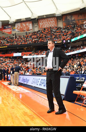 Syracuse, NY, USA. 09 Feb, 2019. Boston College Head Coach Jim Christian sieht sich als Syrakus Orange die Boston College Eagles 67-56 an der Carrier Dome in Syracuse, NY besiegte Alan Schwartz/CSM/Alamy leben Nachrichten Stockfoto