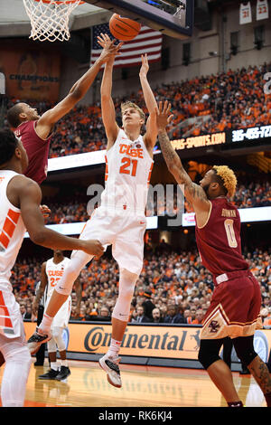 Syracuse, NY, USA. 09 Feb, 2019. Syrakus sophomore vorwärts Marek Dolezaj (21) sieht für den rückstoß als Syrakus Orange die Boston College Eagles 67-56 an der Carrier Dome in Syracuse, NY besiegte Alan Schwartz/CSM/Alamy leben Nachrichten Stockfoto