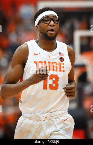 Syracuse, NY, USA. 09 Feb, 2019. Syrakus Senior Center österlichen Chukwu (13) während der ersten Hälfte des Spiels. Die syracuse Orange besiegte die Boston College Eagles 67-56 an der Carrier Dome in Syracuse, NY. Alan Schwartz/CSM/Alamy leben Nachrichten Stockfoto