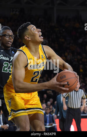 Wichita, Kansas, USA. 09 Feb, 2019. Wichita Zustand Shockers, Jaime Echenique (21) sieht zu zählen während der NCAA Basketball Spiel zwischen der Tulane grüne Welle und die Wichita State Shockers an Charles Koch Arena in Wichita, Kansas. Kendall Shaw/CSM/Alamy leben Nachrichten Stockfoto