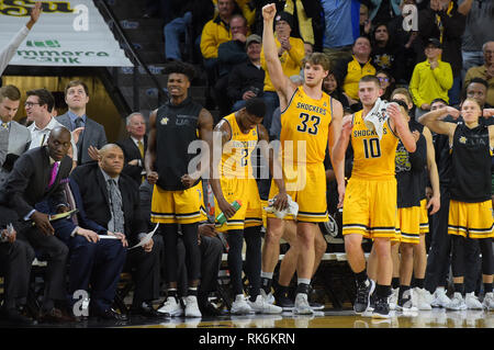 Wichita, Kansas, USA. 09 Feb, 2019. Die Wichita Zustand Shockers Bank reagiert auf ein shocker Korb in der ersten Hälfte während der NCAA Basketball Spiel zwischen der Tulane grüne Welle und die Wichita State Shockers an Charles Koch Arena in Wichita, Kansas. Kendall Shaw/CSM/Alamy leben Nachrichten Stockfoto