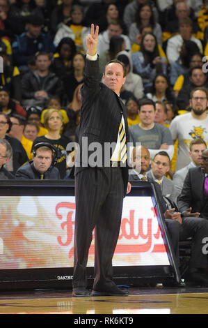 Wichita, Kansas, USA. 09 Feb, 2019. Wichita Zustand Shockers Cheftrainer Gregg Marshall ruft eine defensive gesetzt während der NCAA Basketball Spiel zwischen der Tulane grüne Welle und die Wichita State Shockers an Charles Koch Arena in Wichita, Kansas. Kendall Shaw/CSM/Alamy leben Nachrichten Stockfoto