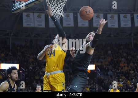 Wichita, Kansas, USA. 09 Feb, 2019. Tulane grüne Welle vorwärts Samir Sehic (21) reicht für eine lose Kugel während der NCAA Basketball Spiel zwischen der Tulane grüne Welle und die Wichita State Shockers an Charles Koch Arena in Wichita, Kansas. Kendall Shaw/CSM/Alamy leben Nachrichten Stockfoto