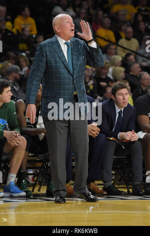 Wichita, Kansas, USA. 09 Feb, 2019. Tulane grüne Welle Head Coach Mike Dunleavy schreit seine Handlung in der ersten Hälfte während der NCAA Basketball Spiel zwischen der Tulane grüne Welle und die Wichita State Shockers an Charles Koch Arena in Wichita, Kansas. Kendall Shaw/CSM/Alamy leben Nachrichten Stockfoto