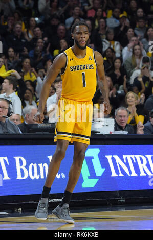 Wichita, Kansas, USA. 09 Feb, 2019. Wichita Zustand Shockers vorwärts Markis McDuffie (1) reagiert auf seine gemacht Warenkorb während der NCAA Basketball Spiel zwischen der Tulane grüne Welle und die Wichita State Shockers an Charles Koch Arena in Wichita, Kansas. Kendall Shaw/CSM/Alamy leben Nachrichten Stockfoto