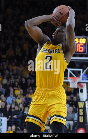 Wichita, Kansas, USA. 09 Feb, 2019. Wichita Zustand Shockers guard Jamarius Burton (2) schießt den Ball in der ersten Hälfte während der NCAA Basketball Spiel zwischen der Tulane grüne Welle und die Wichita State Shockers an Charles Koch Arena in Wichita, Kansas. Kendall Shaw/CSM/Alamy leben Nachrichten Stockfoto