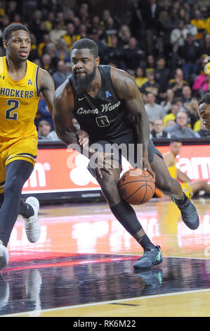 Wichita, Kansas, USA. 09 Feb, 2019. Tulane Green Wave Guard Jordan Cornish (0) Laufwerke an den Korb während der NCAA Basketball Spiel zwischen der Tulane grüne Welle und die Wichita State Shockers an Charles Koch Arena in Wichita, Kansas. Kendall Shaw/CSM/Alamy leben Nachrichten Stockfoto