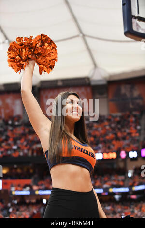 Syracuse, NY, USA. 09 Feb, 2019. Die Syrakus Cheerleadern der Gast in der zweiten Hälfte des Spiels unterhalten. Die syracuse Orange besiegte die Boston College Eagles 67-56 an der Carrier Dome in Syracuse, NY. Alan Schwartz/CSM/Alamy leben Nachrichten Stockfoto