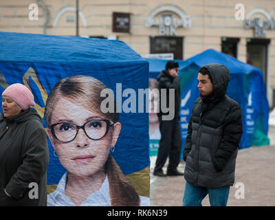 Kiew, Ukraine. 9. Feb 2019. Menschen werden gesehen, Vergangenheit zu Fuß eine Kampagne Hütte des Ukrainischen Präsidentschaftskandidaten Julia Timoschenko Führer der Ukrainischen Батьківщина (Vaterland) politische Partei. Die Präsidentschaftswahlen in der Ukraine am 31. März 2019 abgehalten werden. Credit: SOPA Images Limited/Alamy leben Nachrichten Stockfoto