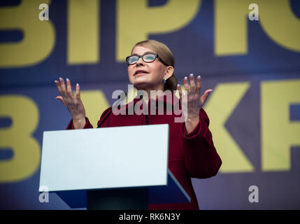 Kiew, Ukraine. 9. Feb 2019. Ukrainische Präsidentschaftskandidat ein Führer der Ukrainischen Батьківщина (Vaterland) politische Partei Julia Timoschenko beobachtet, als er während der Rallye in Kiew. Präsidentschaftswahlen in der Ukraine im März 31, 2019 statt. Credit: SOPA Images Limited/Alamy leben Nachrichten Stockfoto