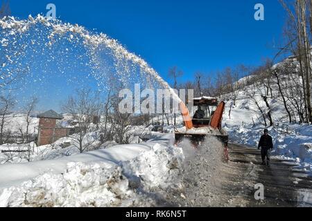 Kaschmir, Indien. 9. Feb 2019. Eine Schneefräse gesehen Schneeräumen aus der Art und Weise, auf einem geschlossenen National Highway in Qazigund, ungefähr 85 km von Srinagar, Indien verwalteten Kaschmir. Die wichtigsten National Highway, die das Tal mit dem Rest des Landes verbindet blieb am Samstag im vierten aufeinander folgenden Tag geschlossen nach einer Lawine sieben Menschen, darunter auch die drei Polizisten töten, die zwei Feuerwehrmänner und die beiden Gefangenen. Credit: SOPA Images Limited/Alamy leben Nachrichten Stockfoto