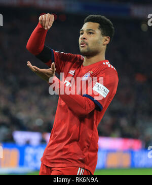 München, Deutschland. 9 Feb, 2019. Bayern München Serge Gnabry feiert seinen zählen während einer Deutschen Bundesligaspiel zwischen Bayern München und der FC Schalke 04, in München, Deutschland, Jan. 9, 2019. Bayern München gewann 3-1. Credit: Philippe Ruiz/Xinhua/Alamy leben Nachrichten Stockfoto