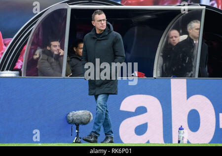 Leipzig, Deutschland. 9 Feb, 2019. Der Leipziger Trainer Ralf Rangnick reagiert während eines Deutschen Bundesligaspiel zwischen RB Leipzig und Eintracht Frankfurt in Leipzig, Deutschland, Jan. 9, 2019. Das Spiel endete 0:0. Credit: Kevin Voigt/Xinhua/Alamy leben Nachrichten Stockfoto