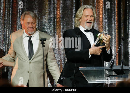 Kalifornien, USA. 9. Feb 2019. ASC der Gouverneure Award honoree Jeff Bridges, Rechte akzeptiert seine Auszeichnung von seinem Standplatz in und Stuntman Loyd Catlett, Links, auf der 33. jährlichen ASC Awards und der amerikanischen Gesellschaft der Kameraleute 100-jähriges Bestehen Feier am Ray Dolby Ballroom am Hollywood & Highland, Samstag, 9. Februar 2019 in Hollywood, Kalifornien. Foto von Danny Moloshok/Moloshok Fotografie, Inc./imageSPACE Credit: Imagespace/Alamy leben Nachrichten Stockfoto