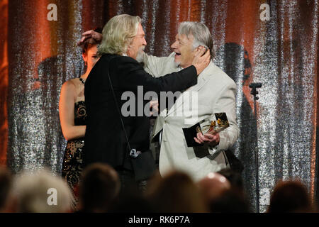 Kalifornien, USA. 9. Feb 2019. ASC der Gouverneure Award honoree Jeff Bridges, Links, nimmt seine Auszeichnung von seinem Stand in und Stuntman Loyd Catlett, rechts, auf der 33. jährlichen ASC Awards und der amerikanischen Gesellschaft der Kameraleute 100-jähriges Bestehen Feier am Ray Dolby Ballroom am Hollywood & Highland, Samstag, 9. Februar 2019 in Hollywood, Kalifornien. Foto von Danny Moloshok/Moloshok Fotografie, Inc./imageSPACE Credit: Imagespace/Alamy leben Nachrichten Stockfoto