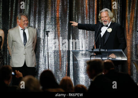 Kalifornien, USA. 10. Feb 2019. Kalifornien, USA. 10. Feb 2019. ASC der Gouverneure Award honoree Jeff Bridges, Rechte akzeptiert seine Auszeichnung von seinem Standplatz in und Stuntman Loyd Catlett, Links, auf der 33. jährlichen ASC Awards und der amerikanischen Gesellschaft der Kameraleute 100-jähriges Bestehen Feier am Ray Dolby Ballroom am Hollywood & Highland, Samstag, 9. Februar 2019 in Hollywood, Kalifornien. Foto von Danny Moloshok/Moloshok Fotografie, Inc./imageSPACE/MediaPunch Credit: MediaPunch Inc/Alamy Live News Credit: MediaPunch Inc/Alamy leben Nachrichten Stockfoto