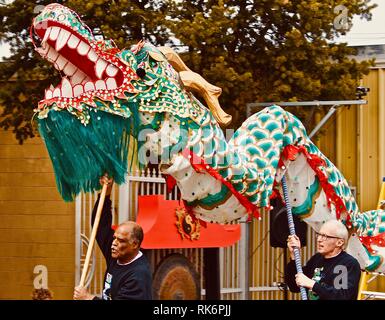 Albuquerque, USA. 9 Feb, 2019. Dragon dance durchgeführt wird chinesische Mondjahr an der chinesischen Kultur Center Albuquerque in Albuquerque, New Mexiko, die Vereinigten Staaten zu feiern, Jan. 9, 2019. Die Feier zum Drachen- und Löwentänzen, tai Chi kung fu Demonstrationen und Ausstellungen. Credit: Richard Lakin/Xinhua/Alamy leben Nachrichten Stockfoto