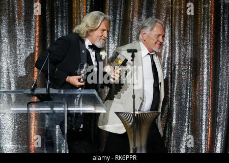 Kalifornien, USA. 10. Feb 2019. Kalifornien, USA. 10. Feb 2019. ASC der Gouverneure Award honoree Jeff Bridges, Links, Wanderungen, von der Bühne nach seiner Auszeichnung die Annahme von seinem Standplatz in und Stuntman Loyd Catlett, rechts, auf der 33. jährlichen ASC Awards und der amerikanischen Gesellschaft der Kameraleute 100-jähriges Bestehen Feier am Ray Dolby Ballroom am Hollywood & Highland, Samstag, 9. Februar 2019 in Hollywood, Kalifornien. Foto von Danny Moloshok/Moloshok Fotografie, Inc./imageSPACE/MediaPunch Credit: MediaPunch Inc/Alamy Live News Credit: MediaPunch Inc/Alamy leben Nachrichten Stockfoto