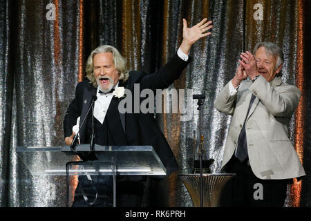 Kalifornien, USA. 10. Feb 2019. Kalifornien, USA. 10. Feb 2019. ASC der Gouverneure Award honoree Jeff Bridges, Links, nimmt seine Auszeichnung von seinem Stand in und Stuntman Loyd Catlett, rechts, auf der 33. jährlichen ASC Awards und der amerikanischen Gesellschaft der Kameraleute 100-jähriges Bestehen Feier am Ray Dolby Ballroom am Hollywood & Highland, Samstag, 9. Februar 2019 in Hollywood, Kalifornien. Foto von Danny Moloshok/Moloshok Fotografie, Inc./imageSPACE/MediaPunch Credit: MediaPunch Inc/Alamy Live News Credit: MediaPunch Inc/Alamy leben Nachrichten Stockfoto
