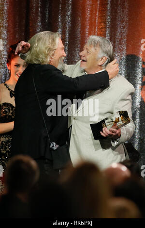 Kalifornien, USA. 10. Feb 2019. Kalifornien, USA. 10. Feb 2019. ASC der Gouverneure Award honoree Jeff Bridges, Links, nimmt seine Auszeichnung von seinem Stand in und Stuntman Loyd Catlett, rechts, auf der 33. jährlichen ASC Awards und der amerikanischen Gesellschaft der Kameraleute 100-jähriges Bestehen Feier am Ray Dolby Ballroom am Hollywood & Highland, Samstag, 9. Februar 2019 in Hollywood, Kalifornien. Foto von Danny Moloshok/Moloshok Fotografie, Inc./imageSPACE/MediaPunch Credit: MediaPunch Inc/Alamy Live News Credit: MediaPunch Inc/Alamy leben Nachrichten Stockfoto