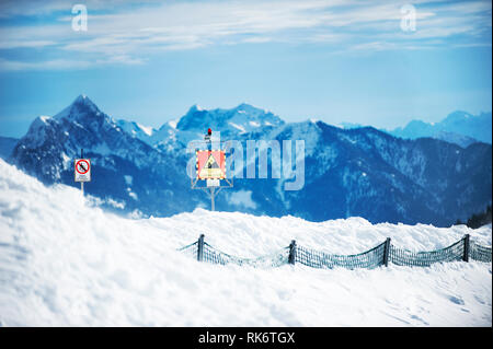 Warnzeichen auf der Skipiste in den Bayerischen Alpen. Schönen hohen Bergen im Hintergrund. Stockfoto