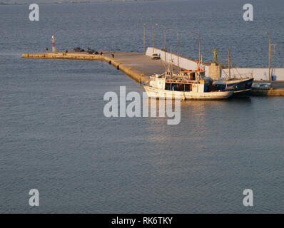 Kleine Schiffe auf Githeio port, Griechenland Stockfoto