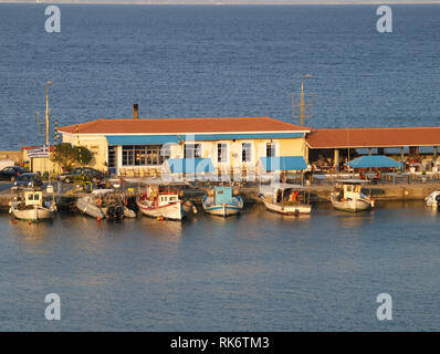 Kleine Schiffe auf Githeio port, Griechenland Stockfoto