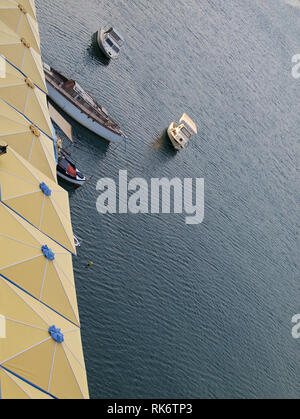 Gekippt Foto mit Restaurant sonnenschirme Boote und Meer in Githeio port, Griechenland Stockfoto