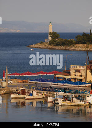 Leuchtturm und Boote im Hafen Githeio, Griechenland Stockfoto