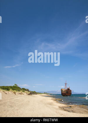 Rusty großes Schiff Schiffbruch auf selinitsa Strand unter einem tiefblauen Himmel bei gythio Griechenland. Stockfoto