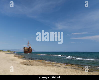 Rusty großes Schiff Schiffbruch auf selinitsa Strand unter einem tiefblauen Himmel bei gythio Griechenland. Stockfoto