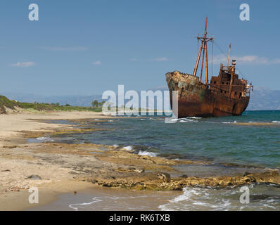 Rusty großes Schiff Schiffbruch auf selinitsa Strand unter einem tiefblauen Himmel bei gythio Griechenland. Stockfoto