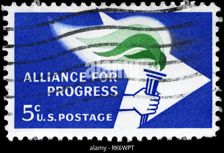 USA - ca. 1963: einen Stempel in den USA gedruckten zeigt die Alliance Emblem, 2 Anniv gewidmet. der Allianz für den Fortschritt, ca. 1963 Stockfoto