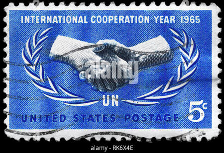 USA - ca. 1965: einen Stempel in den USA gedruckten zeigt die internationale Zusammenarbeit Jahr herausgeben, und 20 anniv. der UNO, ca. 1965 Stockfoto