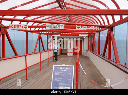 Die Promenade und der Eingang zum Lift in Shanklin auf der Isle of Wight, Großbritannien. Stockfoto