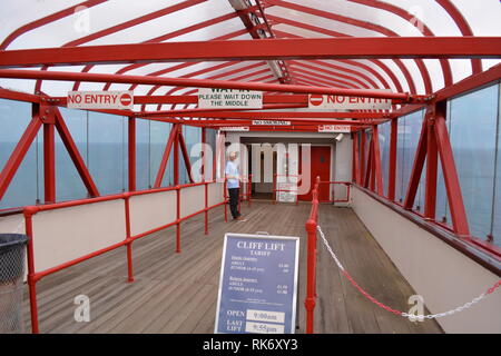 Die Promenade und der Eingang zum Lift in Shanklin auf der Isle of Wight, Großbritannien. Stockfoto