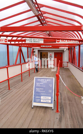 Die Promenade und der Eingang zum Lift in Shanklin auf der Isle of Wight, Großbritannien. Stockfoto