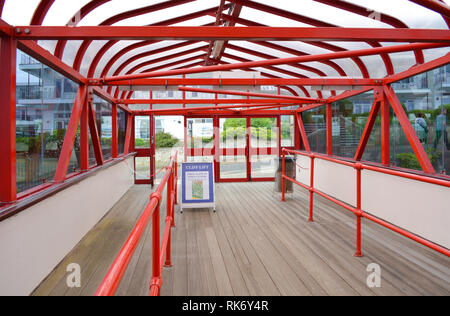 Die Promenade und der Eingang zum Lift in Shanklin auf der Isle of Wight, Großbritannien. Stockfoto