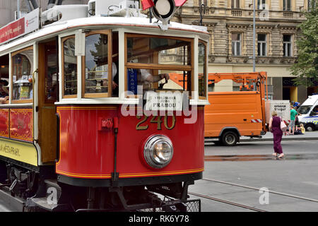 Alte historische renoviert Erbe der Straßenbahn in den zentralen Einsatz Prag als Spaß touristische Modus des öffentlichen Verkehrs Stockfoto